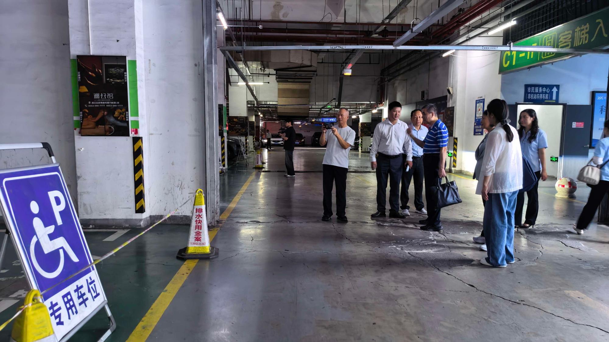 图为调研组实地核查市市民服务中心 图为调研组实地核查市市民服务中心