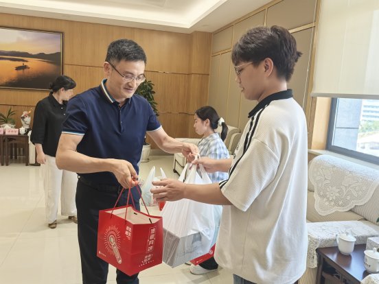 图为走访慰问活动现场