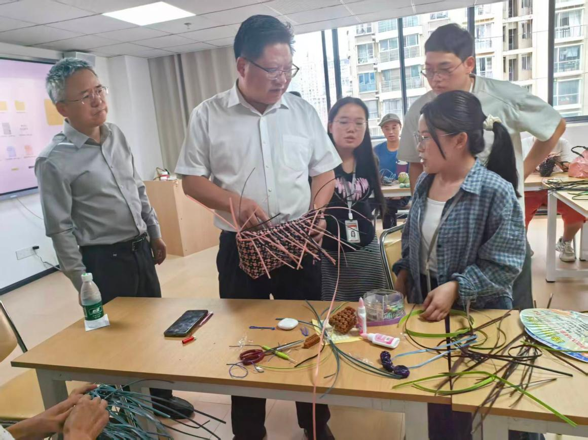 图为省残联党组书记、理事长周代军实地查看中心改造建设推进情况 图为省残联党组书记、理事长周代军实地查看中心改造建设推进情况