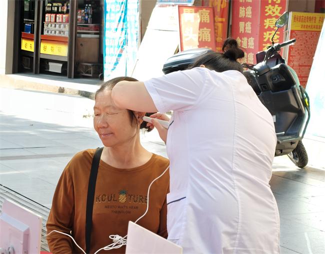 图为检查现场 图为检查现场