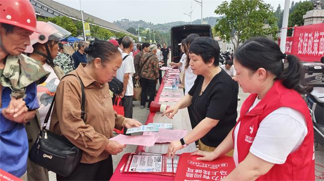 图为咨询宣教现场 图为咨询宣教现场