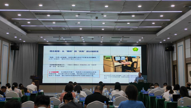 图为省中心负责人为学员授课 图为省中心负责人为学员授课