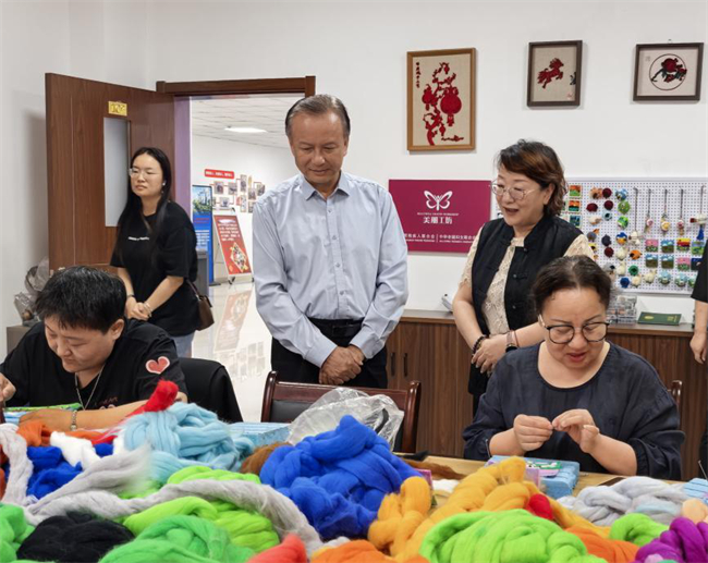 图为调研组在团结小区社区调研“美丽工坊”残疾人就业项目 图为调研组在团结小区社区调研“美丽工坊”残疾人就业项目