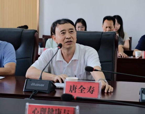 图为唐全寿在仪式上作交流发言