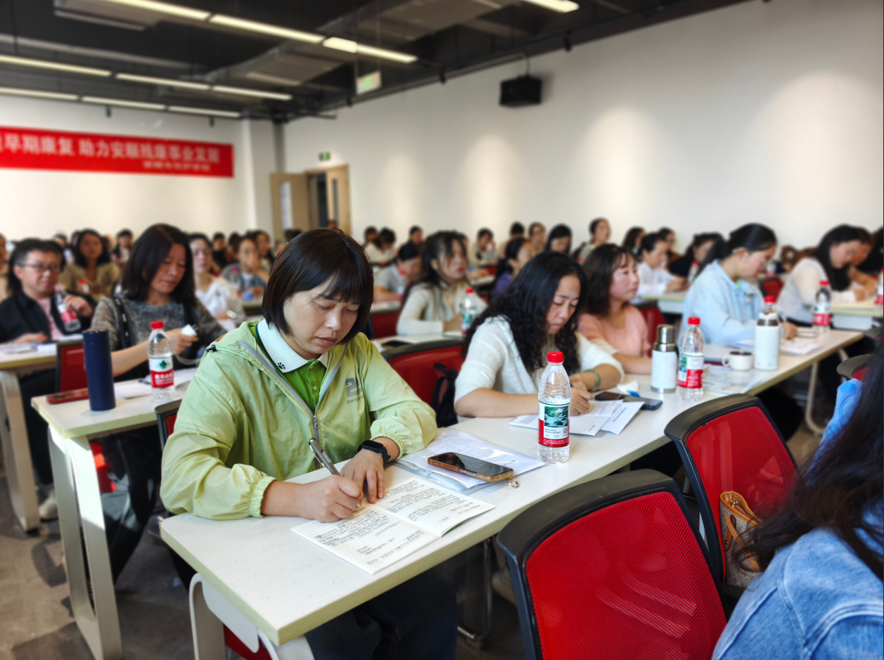 图为参训教师认真听课 图为参训教师认真听课