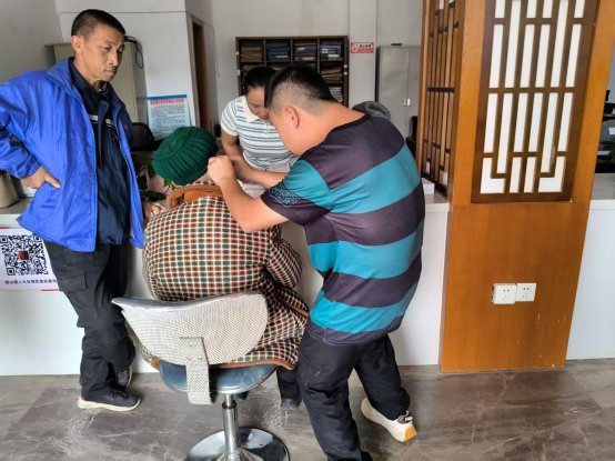 图为在影山镇党群服务中心服务