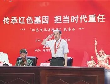 图为江建军(站立者)走进当地学校,开展国防教育宣讲。朱俊杰摄 图为江建军(站立者)走进当地学校,开展国防教育宣讲。朱俊杰摄