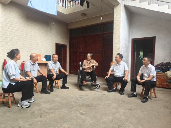 图为走访活动现场 图为走访活动现场