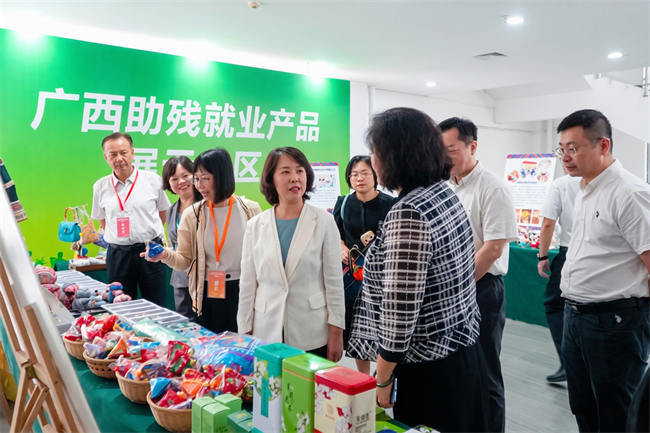图为领导参观助残就业产品展、残疾人职业教育成果展 图为领导参观助残就业产品展、残疾人职业教育成果展