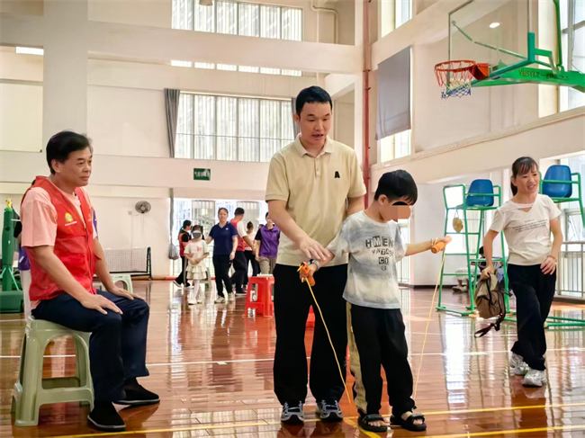 图为盲人朋友及孩子合作跳绳 图为盲人朋友及孩子合作跳绳