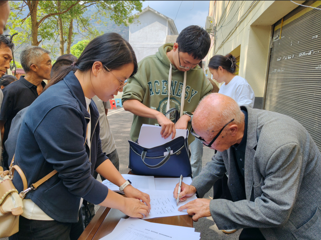 图为登记咨询服务 图为登记咨询服务