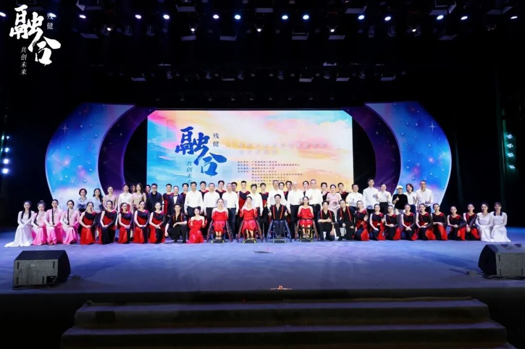 图为活动现场 图为活动现场