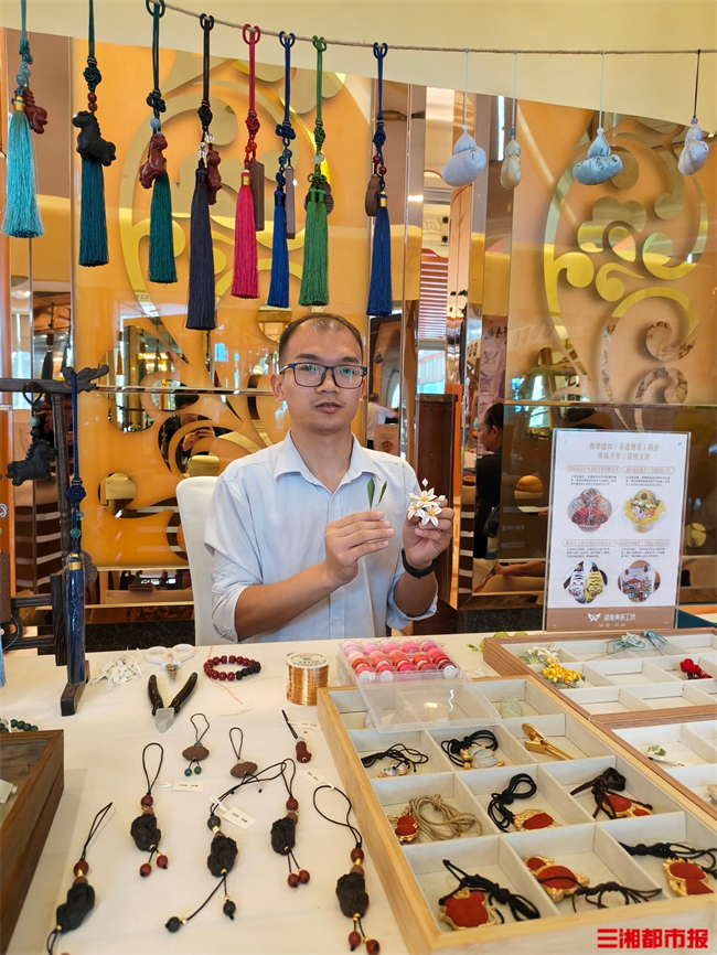 图为夏富磊展示自己的作品 图为夏富磊展示自己的作品