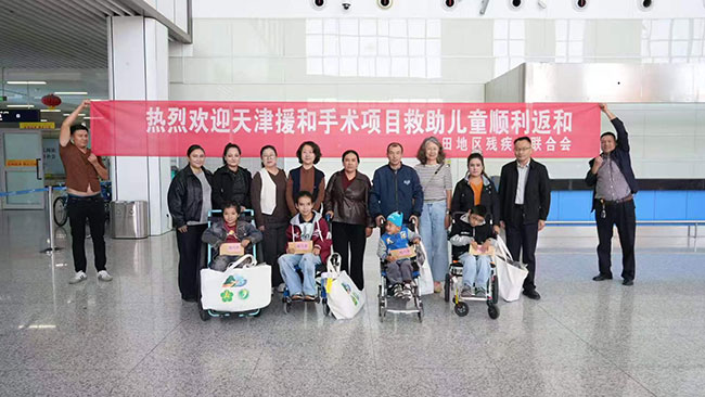 图为到和田昆岗机场看望术后归来儿童