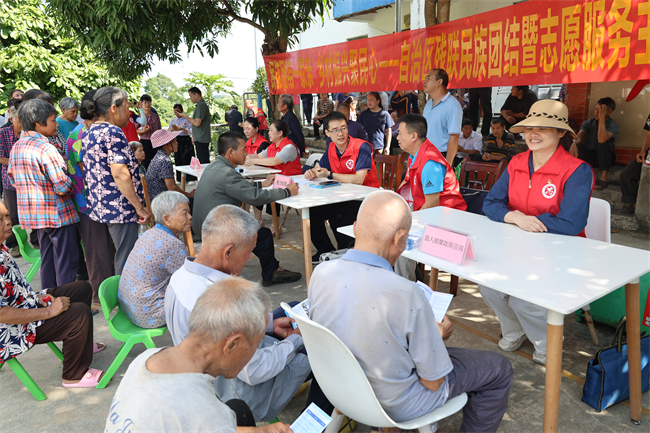 图为志愿服务活动现场 图为志愿服务活动现场