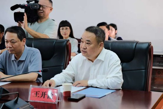 图为王开伦在仪式上作交流发言