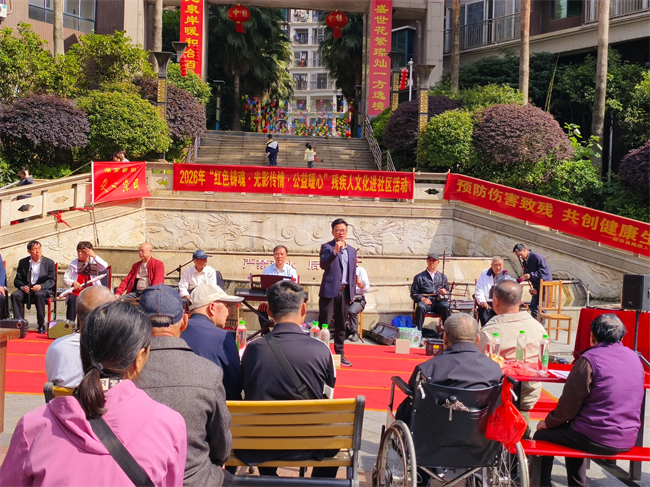 图为观看文艺汇演 图为观看文艺汇演