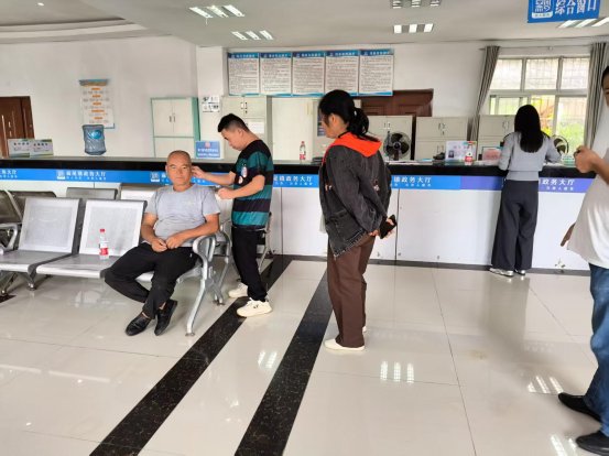 图为在麻尾镇党群服务中心开展服务