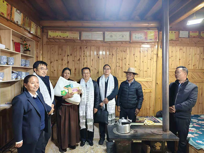 图为入户慰问困难残疾人家庭