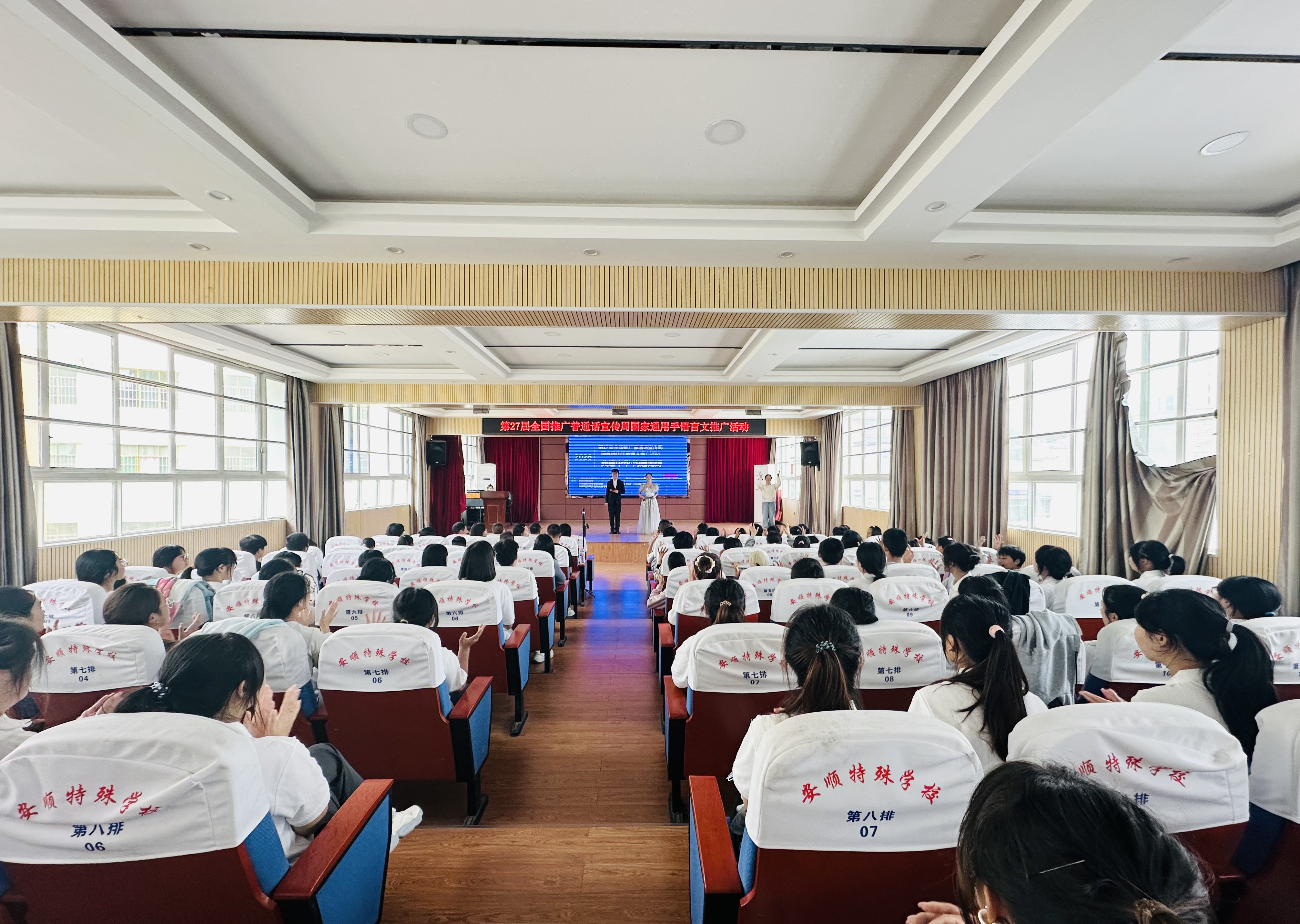 图为活动现场 图为活动现场