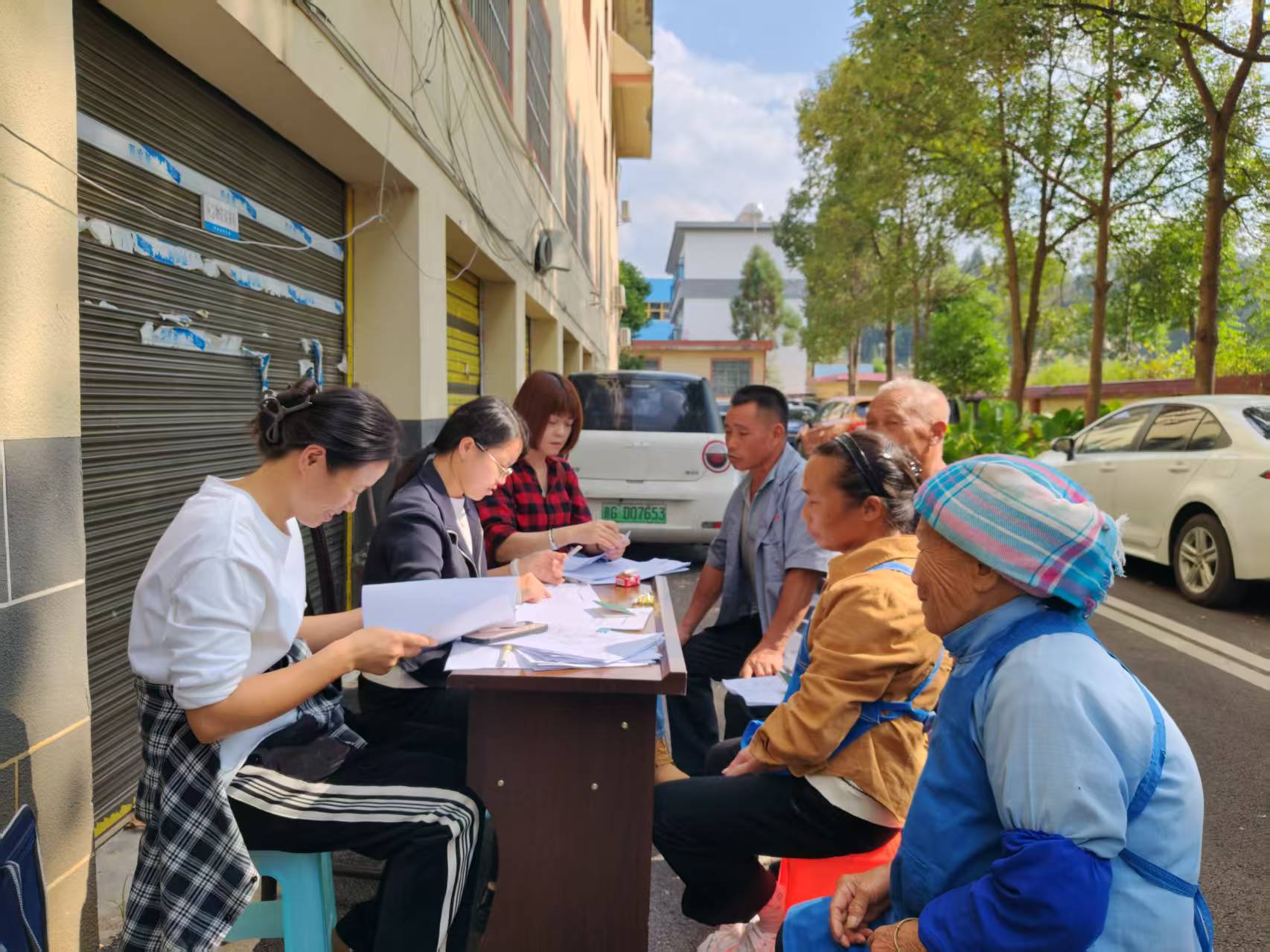 图为登记咨询服务 图为登记咨询服务