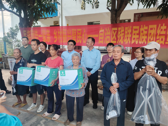 图为为残疾群众集中发放辅具 图为为残疾群众集中发放辅具