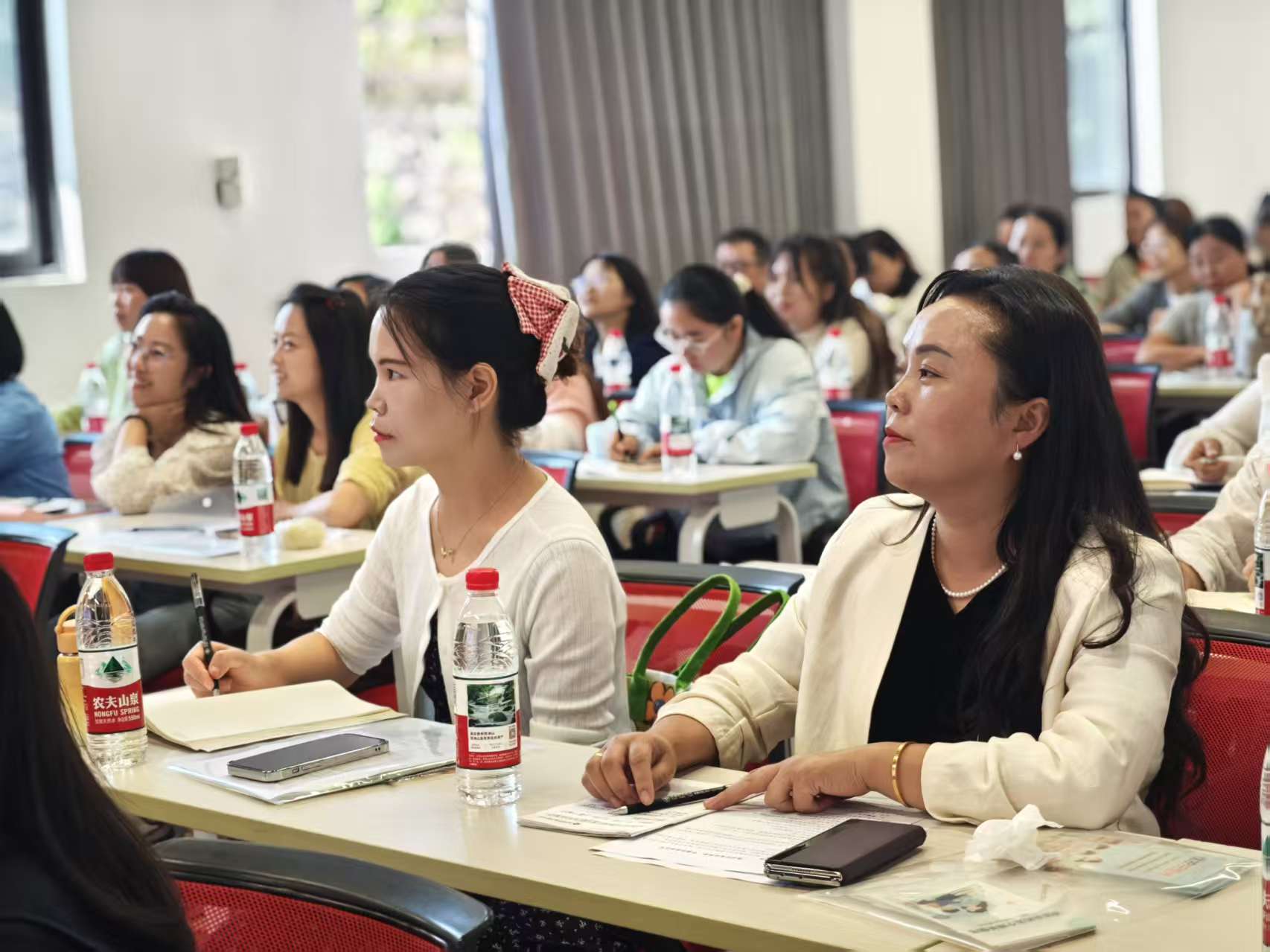 图为参训教师认真听课 图为参训教师认真听课